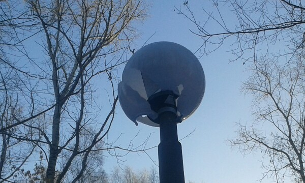В парке у "Олимп-Арены" неизвестные разбили фонари