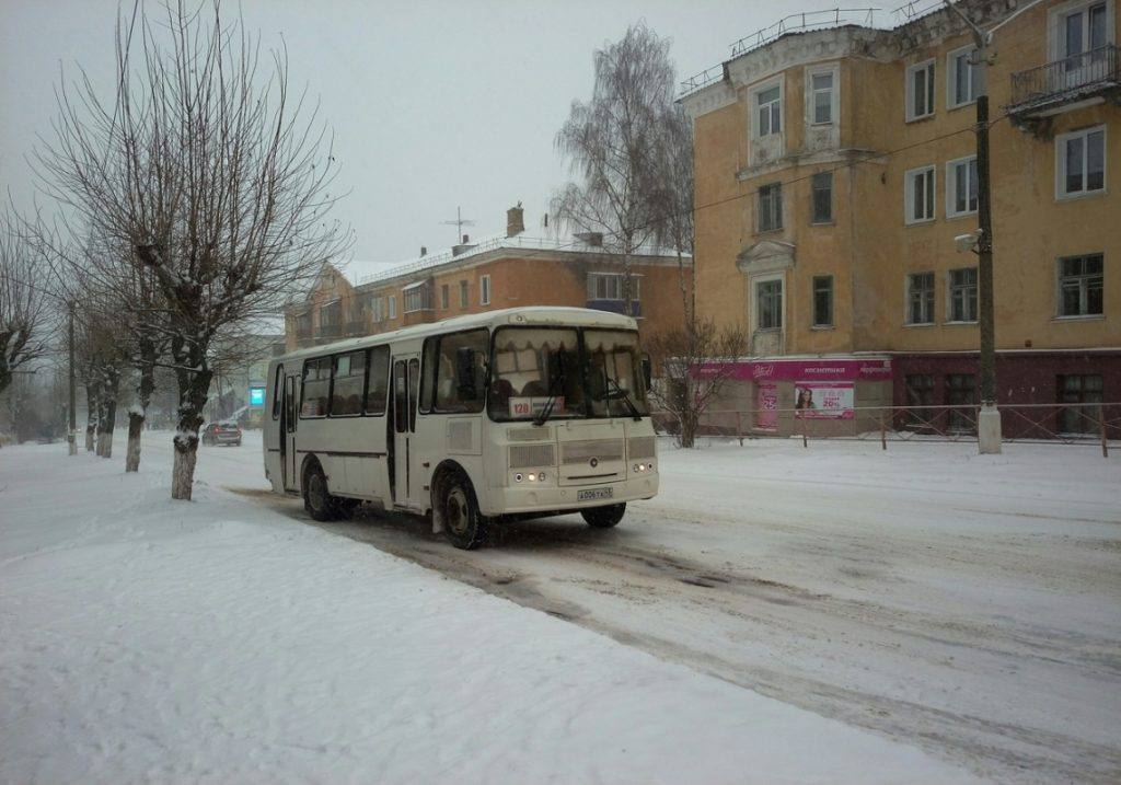 Из-за первого снегопада в Чепецке возник транспортный коллапс