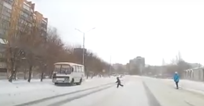 Видео: в Чепецке под колеса авто выбежал ребенок