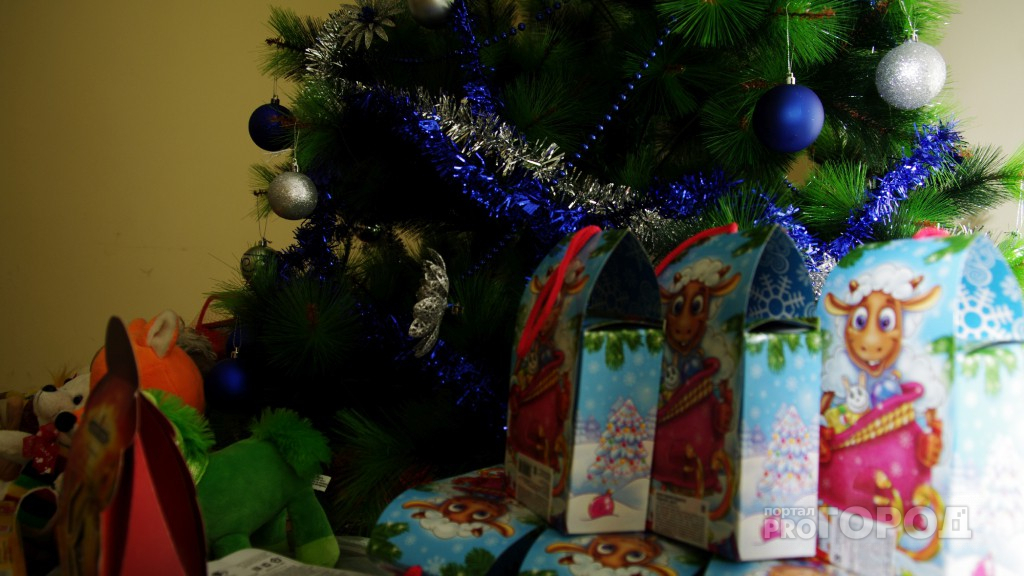 В Роспотребнадзоре рассказали, на что обратить внимание при выборе сладких новогодних подарков