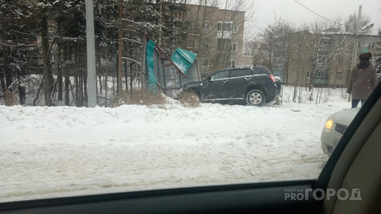 В Чепецком районе внедорожник на скорости влетел в остановку
