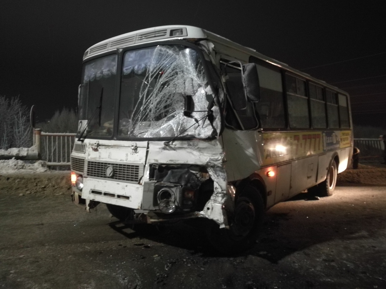 В Чепецке на мосту столкнулись ПАЗ и Mercedes: пострадали пять человек