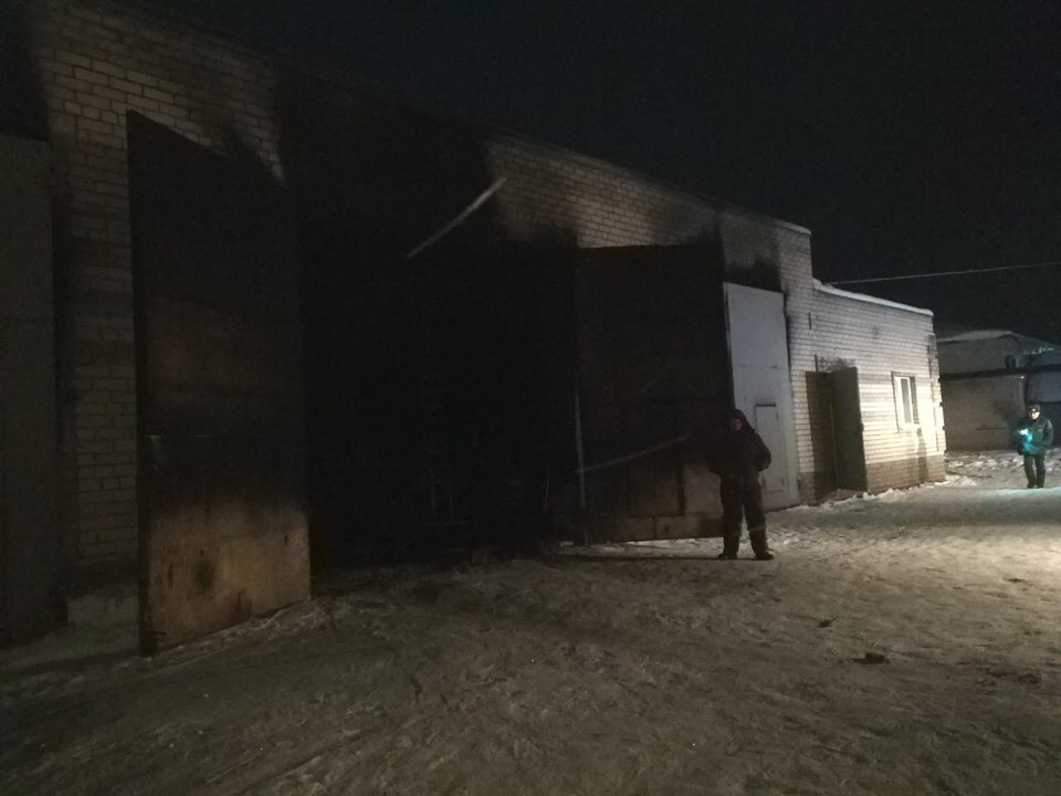 В Чепецком районе загорелся гараж: огнеборцы спасли стоявший там внедорожник