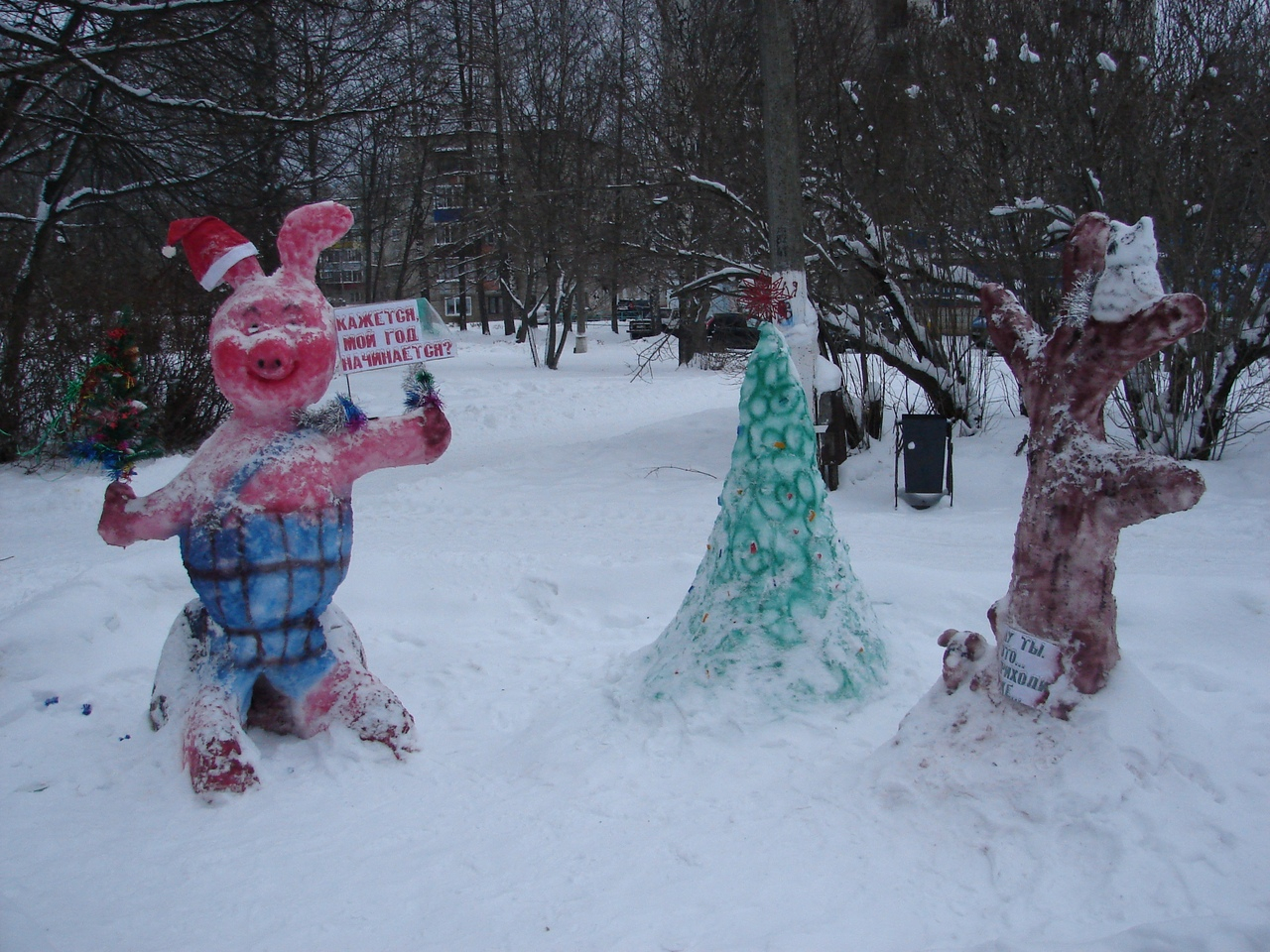 В Чепецке убрали несколько снежных фигур с аллеи у администрации