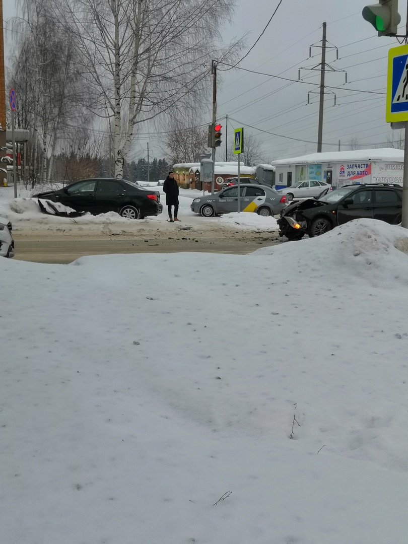 В Чепецке столкнулись две иномарки: от удара одна из машин вылетела на тротуар