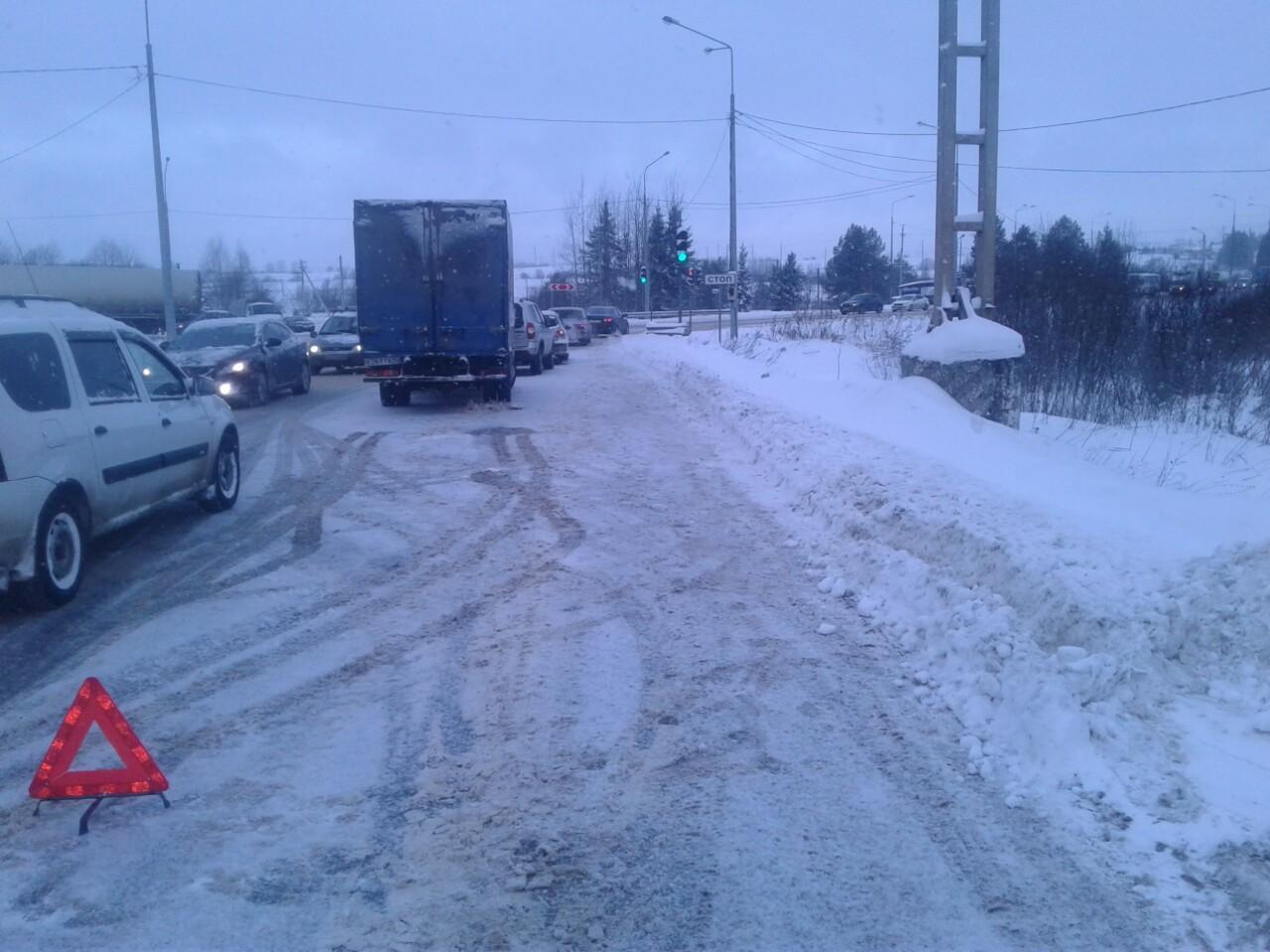 На Казанском повороте водитель грузовика спровоцировал массовое ДТП