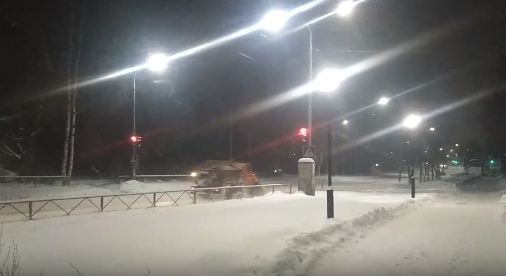 Видео: в Чепецке снегоуборочные машины ездят на красный сигнал светофора