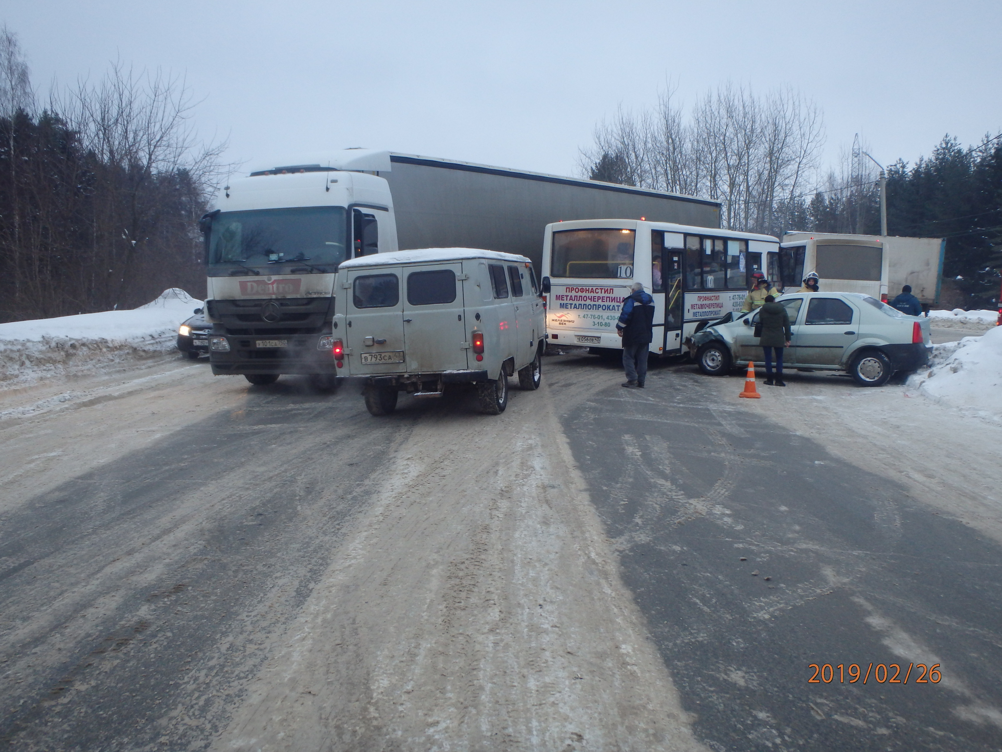 В Чепецке водитель фуры не пропустил иномарку: есть пострадавшие