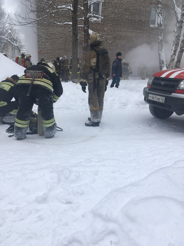 В Чепецке горит жилой дом на Красноармейской: эвакуировано 36 человек