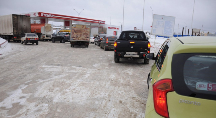 Специалисты проверили качество бензина за АЗС Кировской области