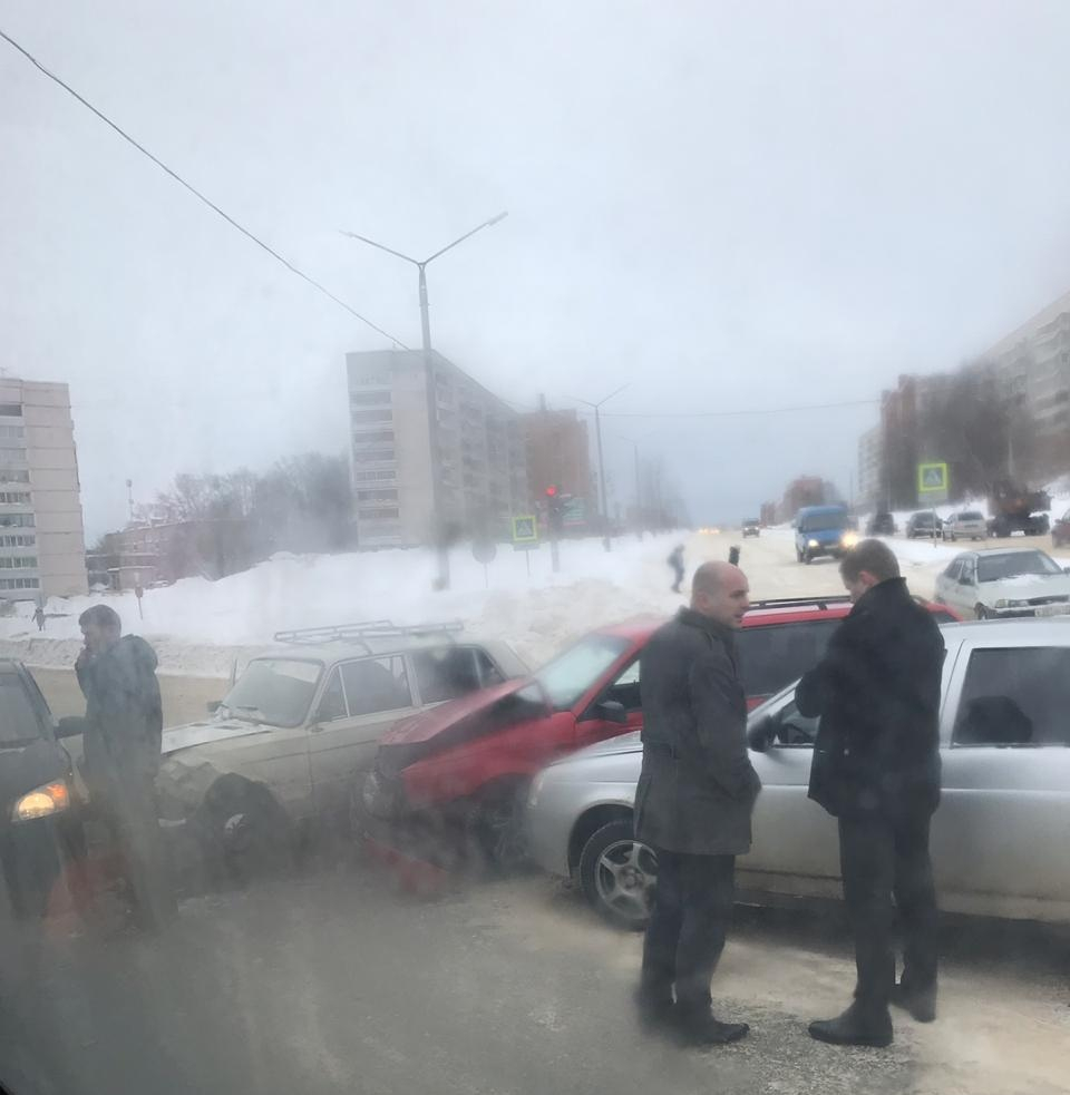 В Чепецке столкнулись четыре легковушки: на месте работает полиция