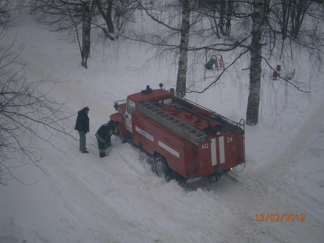 В Чепецком районе в снегу застряла пожарная машина