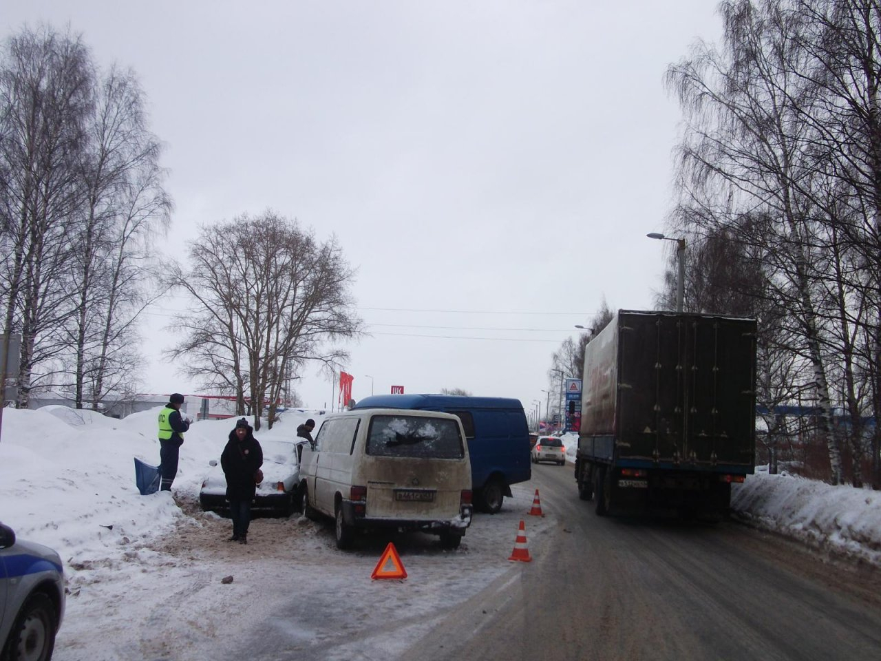 На дороге Киров-Кирово-Чепецк при столкновении фургонов пострадали три человека