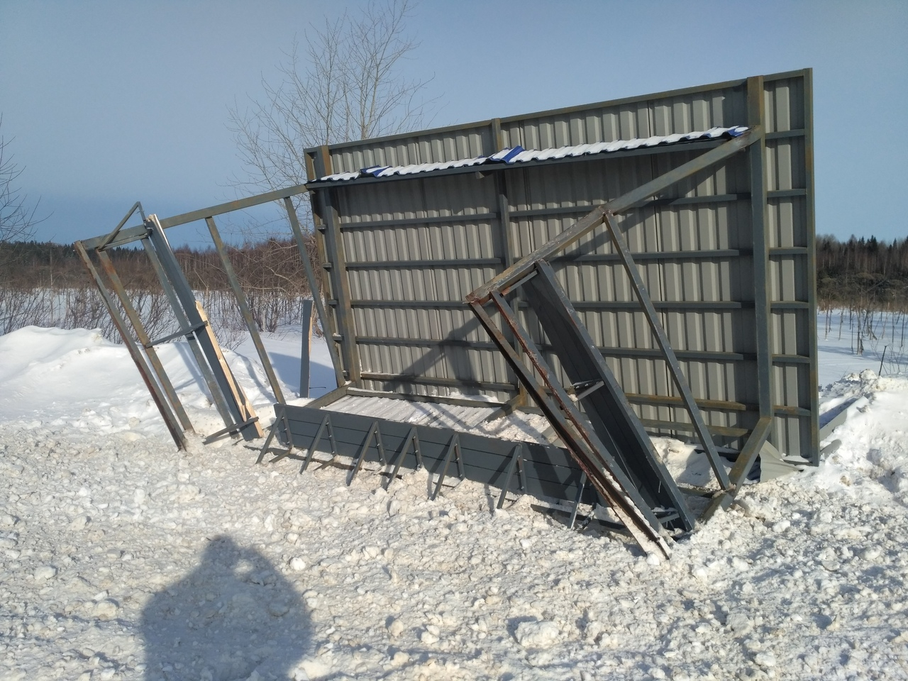 В Чепецком районе из-за сильных порывов ветра перевернуло остановку