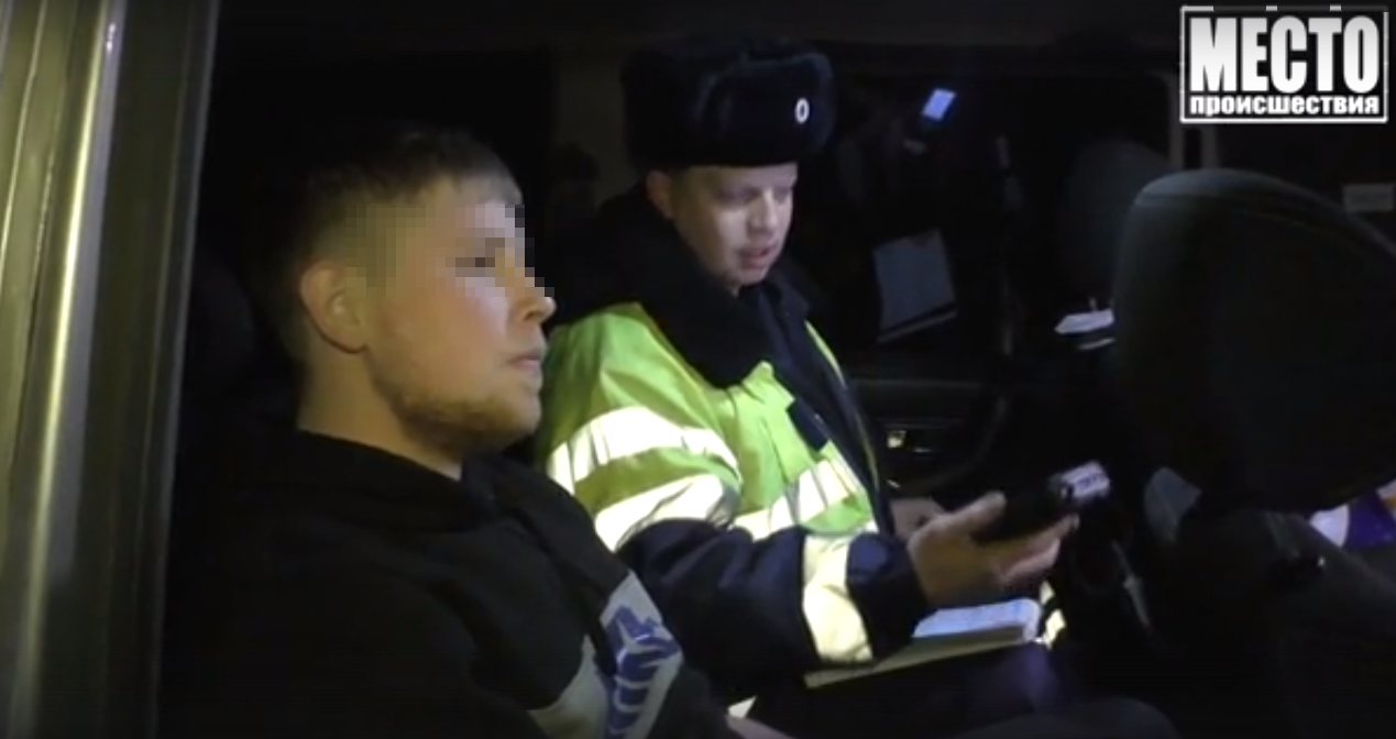 Видео: в Чепецке полицейские задержали пьяного грубияна на "семерке"
