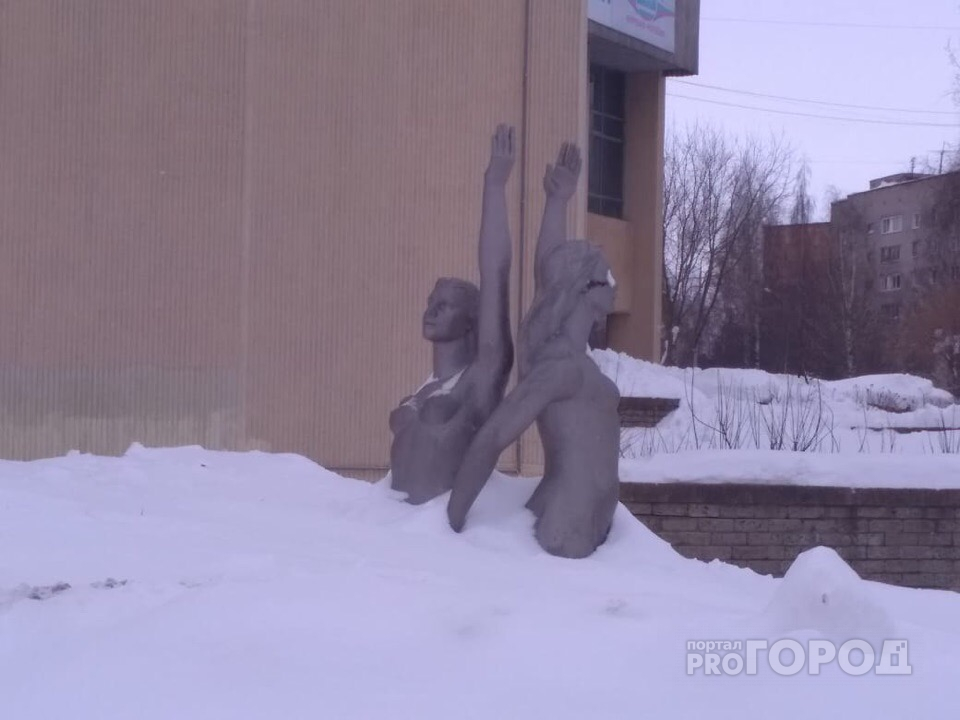 Фонтан у РЦ «Янтарь» замело снегом: горожан интересует, почему его не чистят