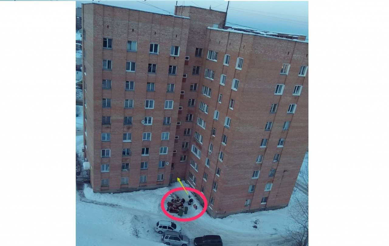 В Чепецке жильцы высотки выкинули из окна старую мебель