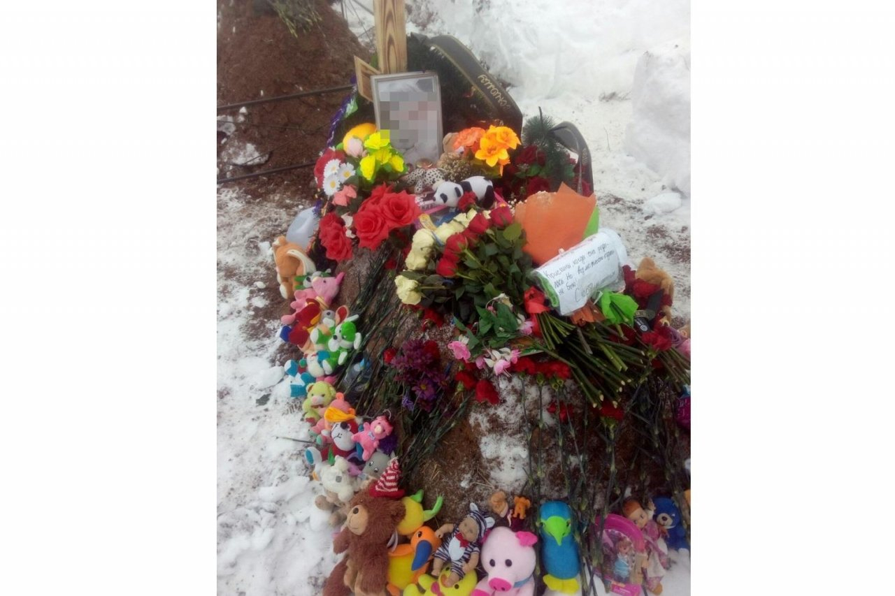 В Чепецком районе прошли похороны 3-летней девочки, умершей от обезвоживания