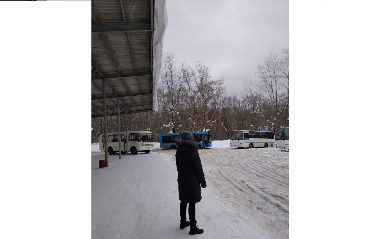 Неубранный снег и буксующие автобусы: в Сети массово жалуются на автовокзал в Чепецке