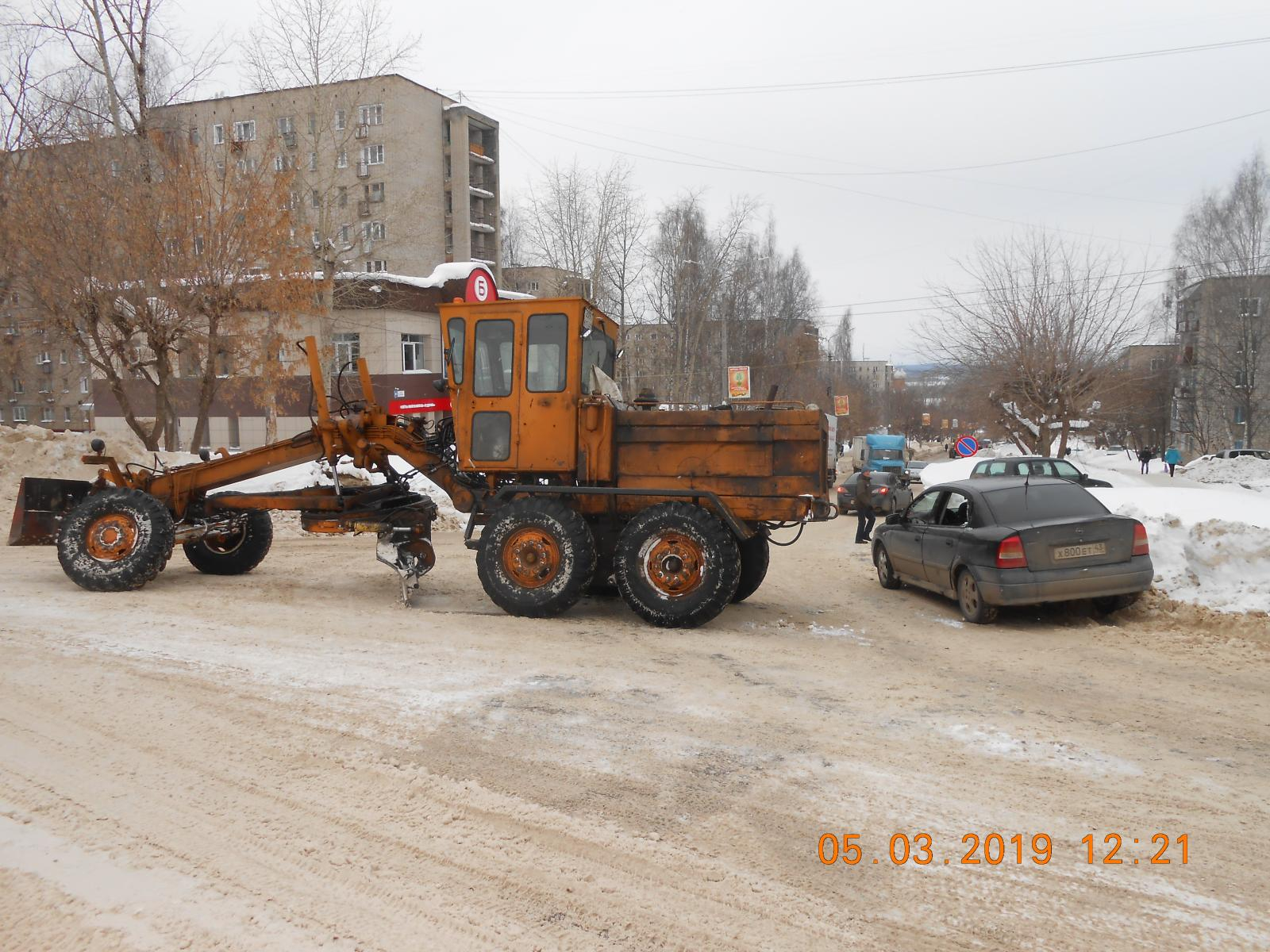 В Чепецке водитель трактора при чистке дороги «уценил» иномарку