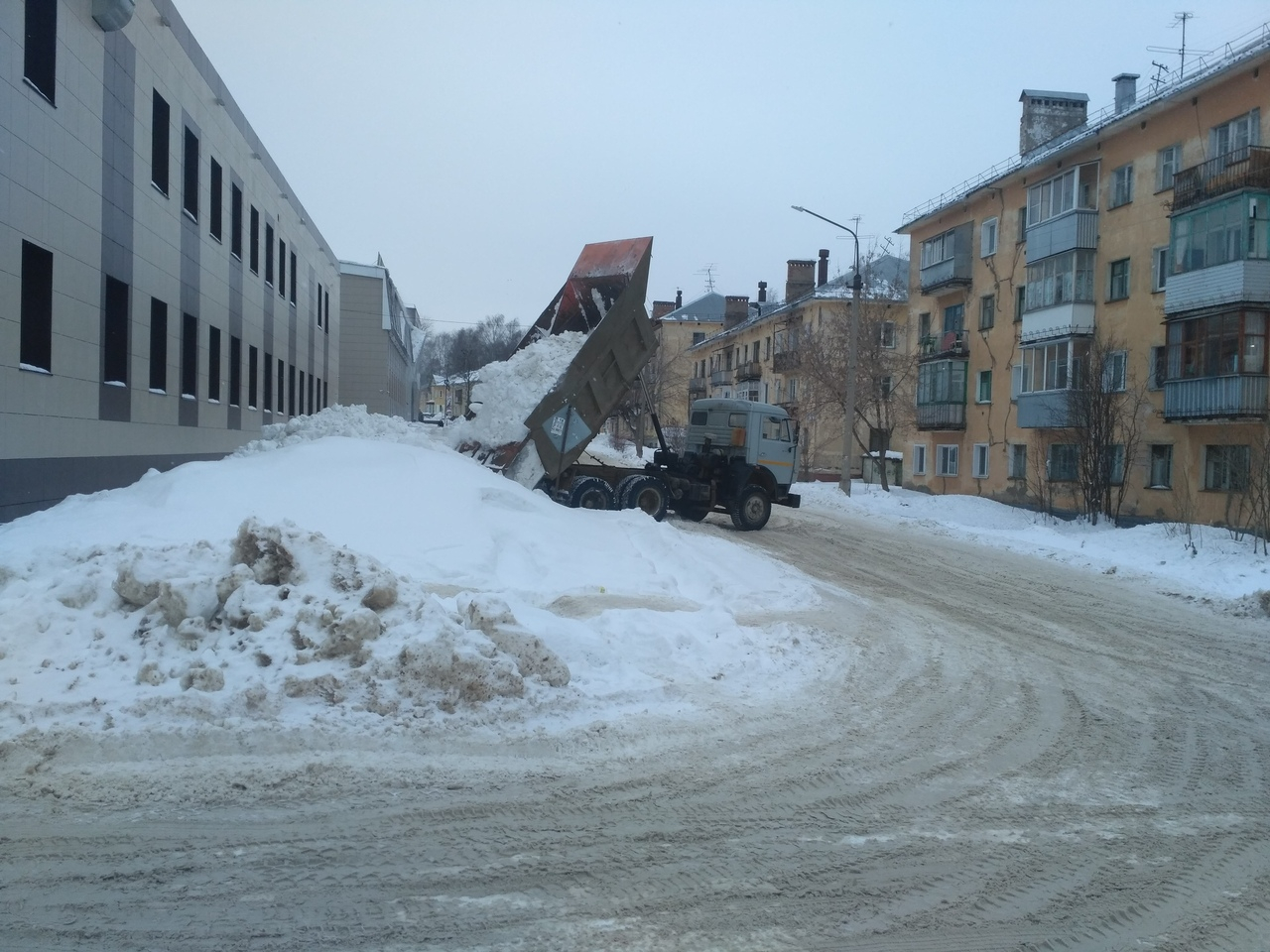 Очевидцы: «В Чепецке коммунальщики вывозят снег с центральных улиц во дворы»