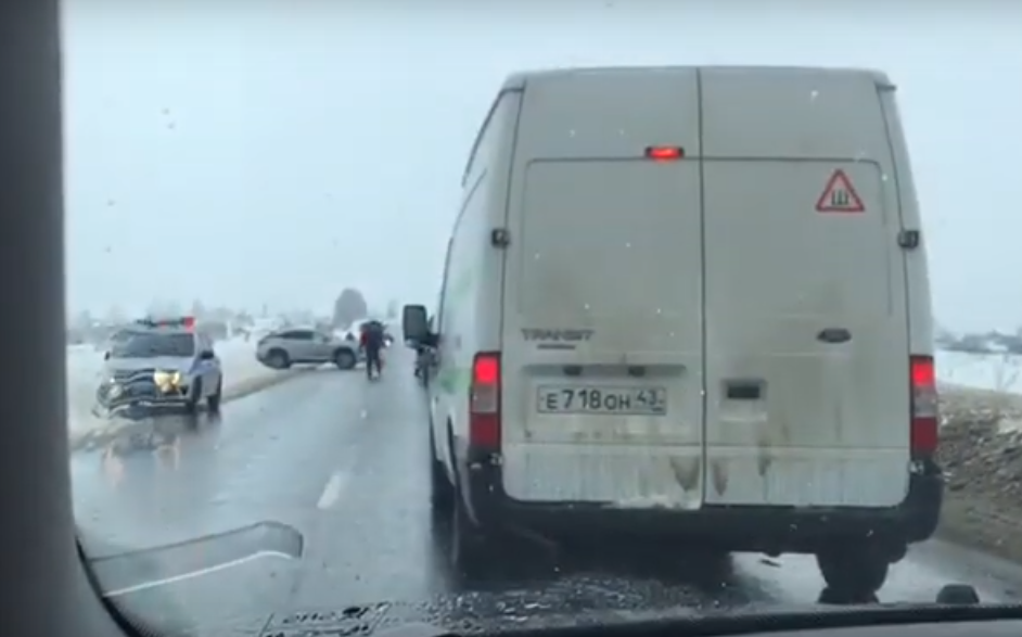 Видео: в Чепецком районе из-за происшествия на дороге образовалась километровая пробка