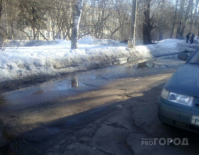 Очевидцы: в Чепецке по улице Ленина бежит «вонючий» ручей