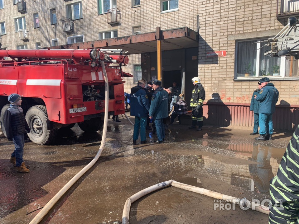 В Чепецке росгвардейцы на носилках выносили жильцов при пожаре на улице Ленина