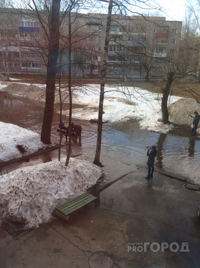 В Кирово-Чепецке дети катались на резиновой лодке во дворе