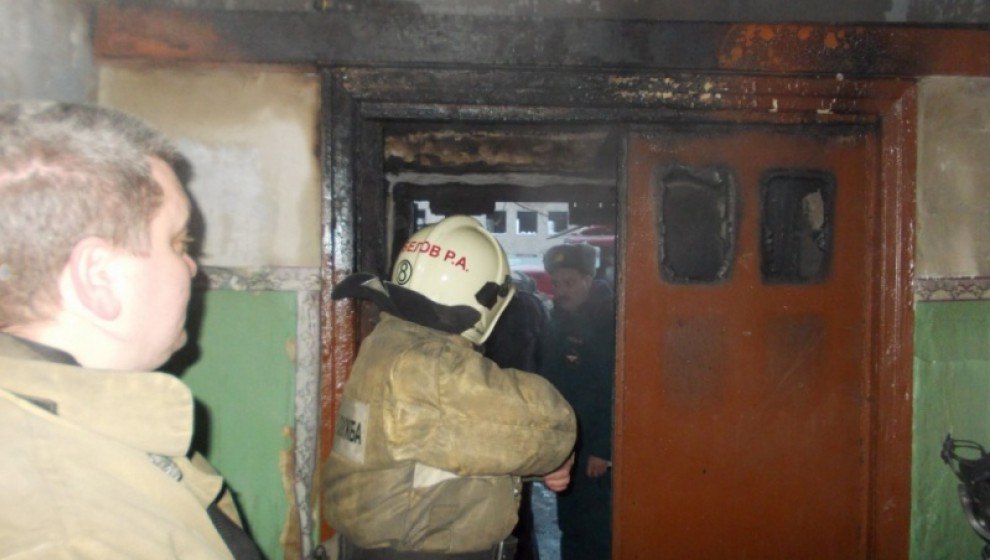 Неизвестные подожгли дверь квартиры на улице Горького: выезжали два пожарных расчета