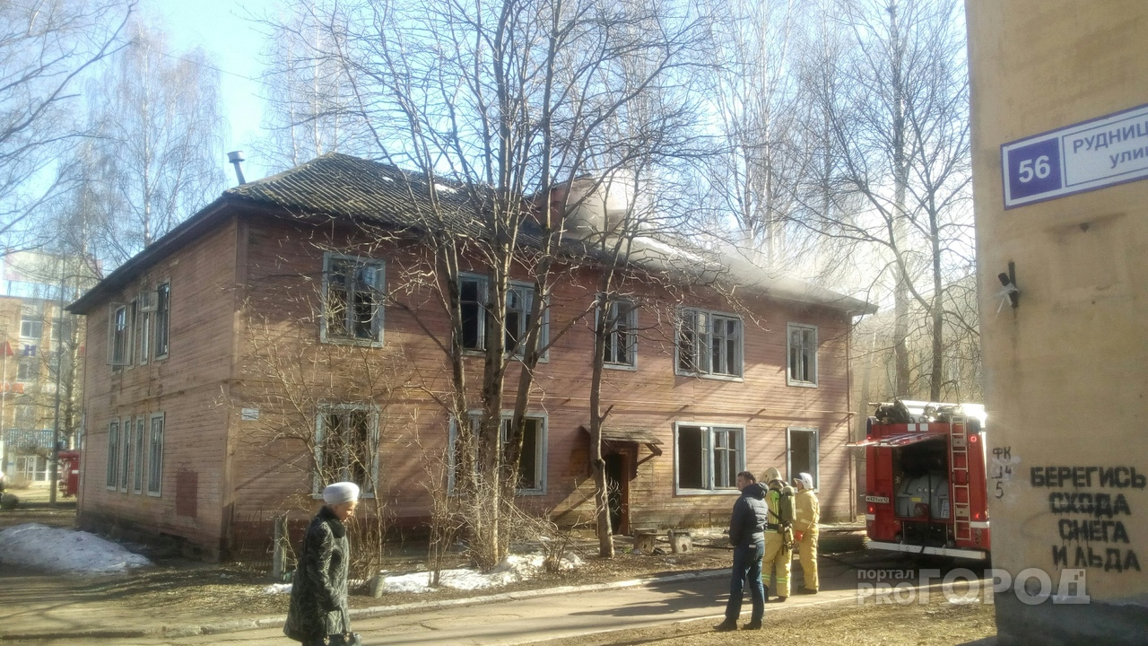 В Чепецке горит двухэтажный дом на улице Луначарского