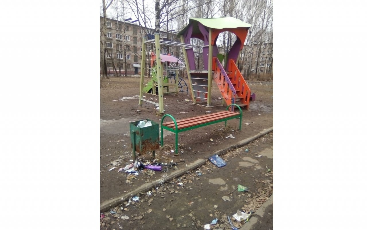 Фото дня: чепчане пожаловались на мусор во дворах и на площадках города