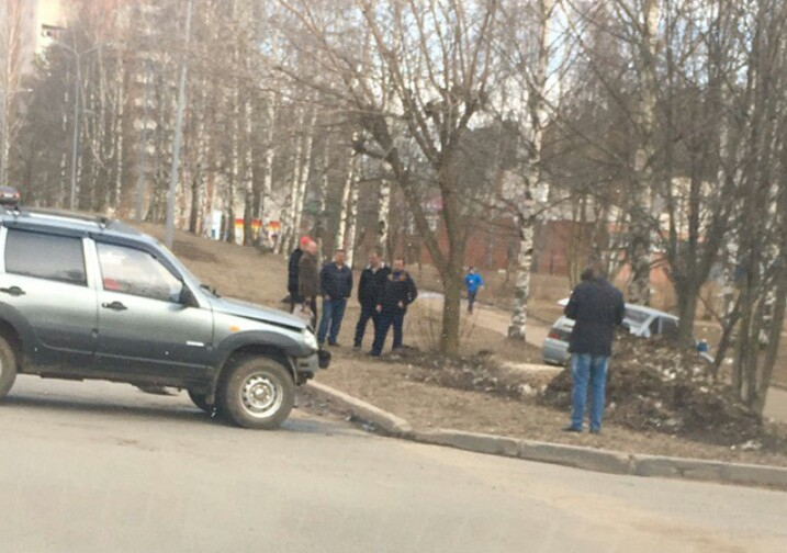 Видео: в Чепецке после столкновения с Chevrolet Niva ВАЗ отбросило на дерево