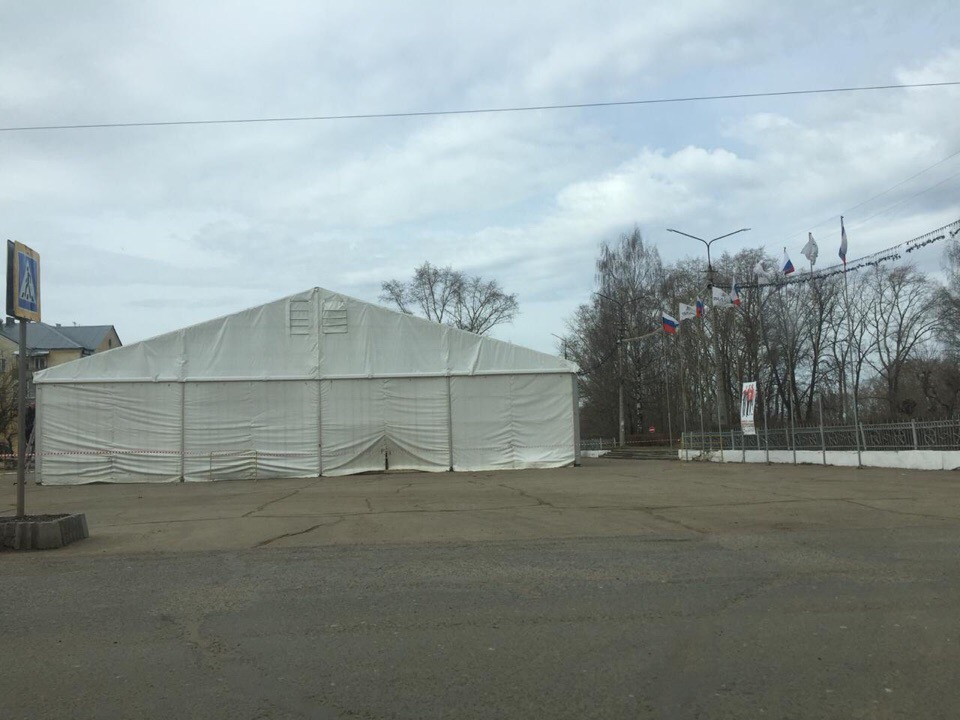 Фото дня: около ДК "Дружба" в Кирово-Чепецке установили шатры