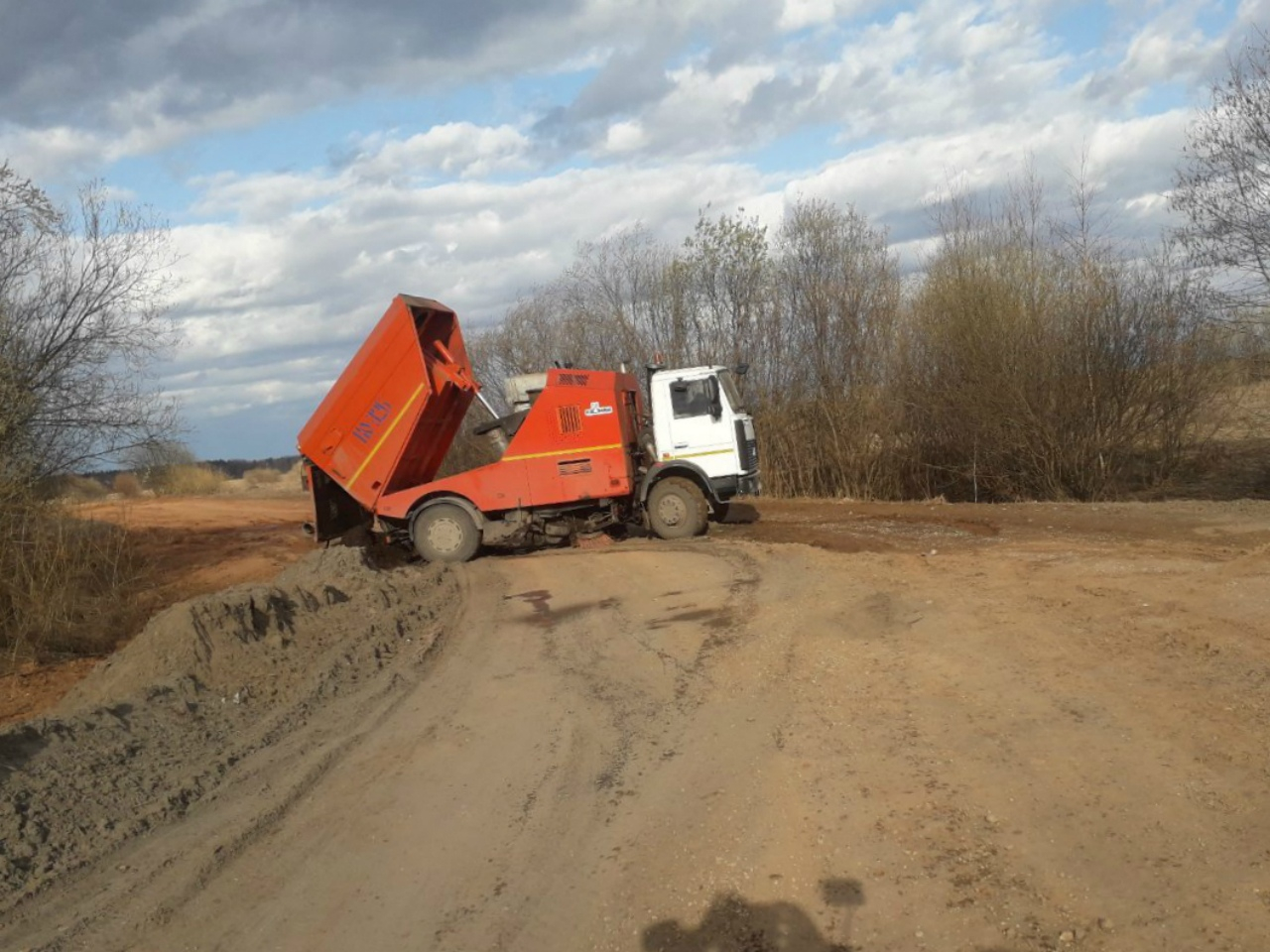 В Кирово-Чепецком районе грязь с дорог сбрасывают в реку