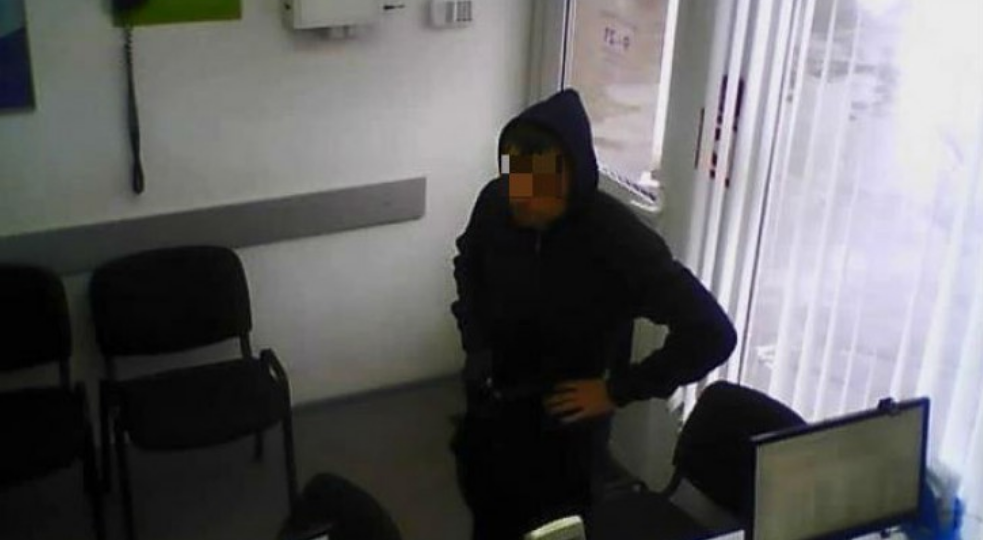 В Кирово-Чепецке двое местных жителей украли у работницы офиса микрозаймов дорогой телефон
