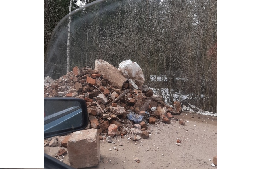 «Ремонт дороги по-чепецки»: горожане сфотографировали огромную кучу строительного мусора по дороге в Каркино