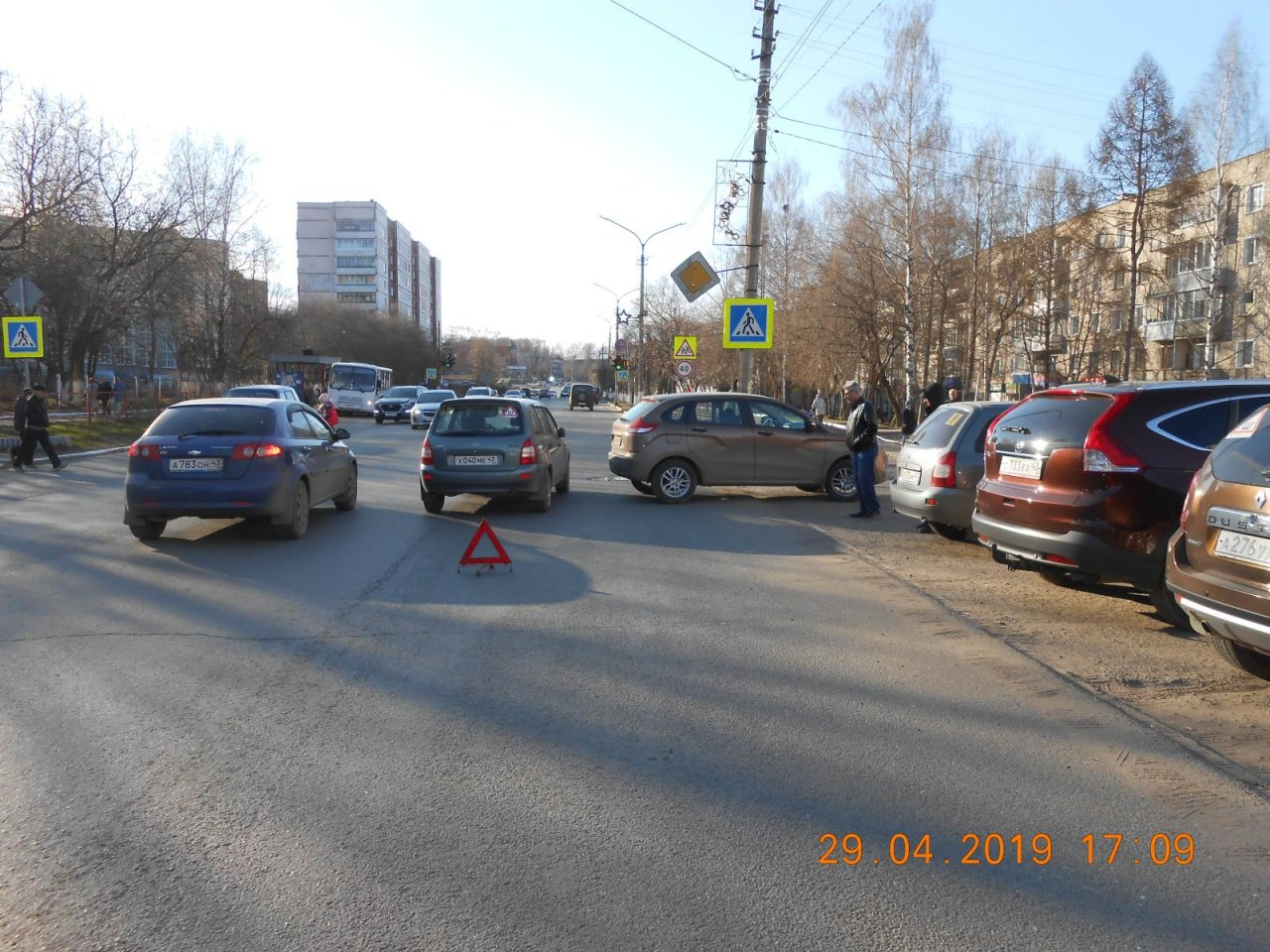 В Чепецке у ТЦ «Русь» Lada XRAY при выезде с парковки не пропустила «Калину»