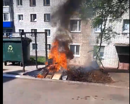 Видео: вспыхнувший мусор у баков на улице Ленина жильцы закидывали песком