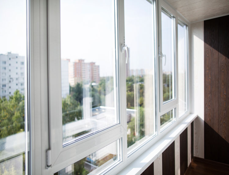 Какие окна лучше ставить при остеклении балкона?