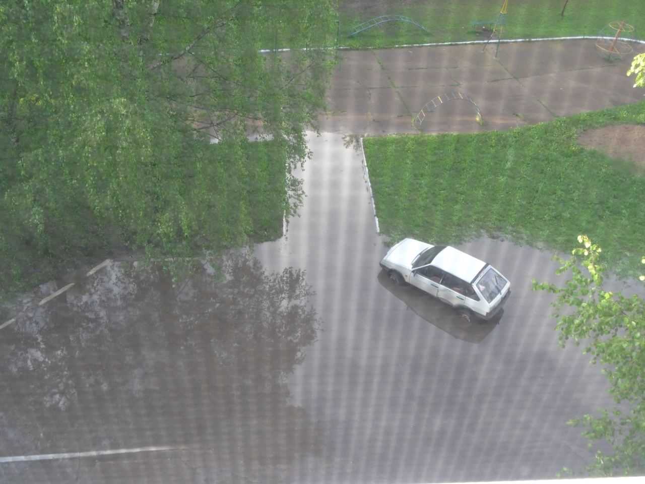«Из-за неработающей ливневки «попали» на ремонт авто»: чепчане жалуются на затопленный двор