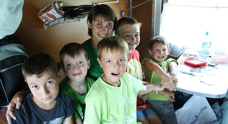 Летом многодетным семьям предоставят скидку на проезд в поезде