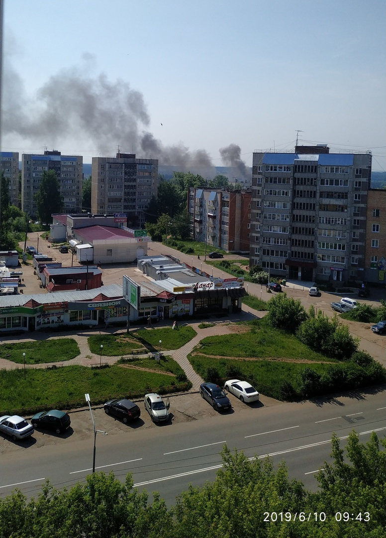 В Чепецке утром вспыхнул деревянный дом: на месте работают пожарные и медики