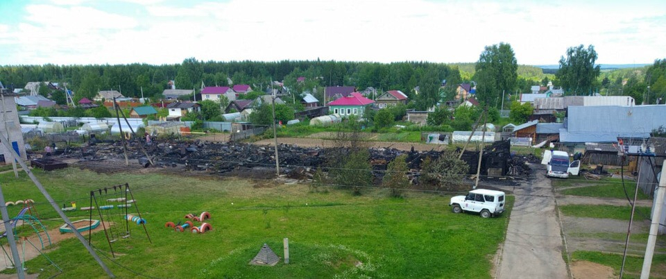 Крупный пожар в Проснице: на месте работали 10 пожарных расчетов