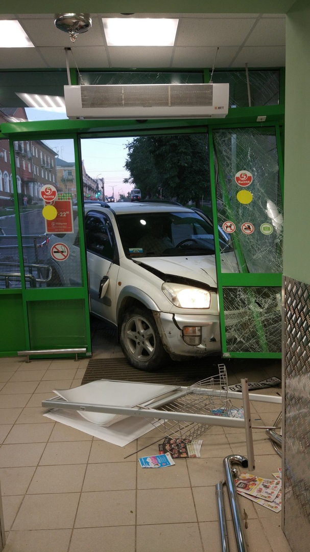 В ГИБДД рассказали обстоятельства ДТП у магазина в Кирово-Чепецке