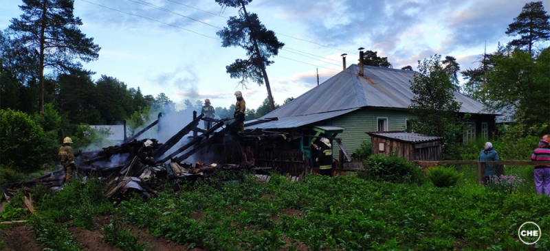 Чепецкие пожарные спасли от огня жилой дом в Каринторфе