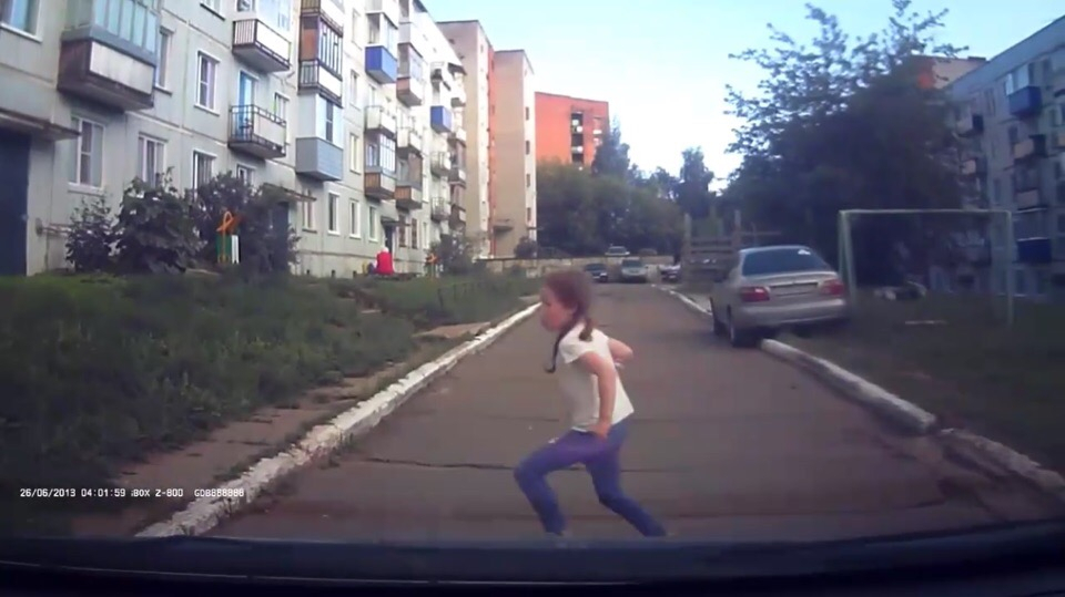 Видео: в Кирово-Чепецке дети бросаются под колеса автомобиля