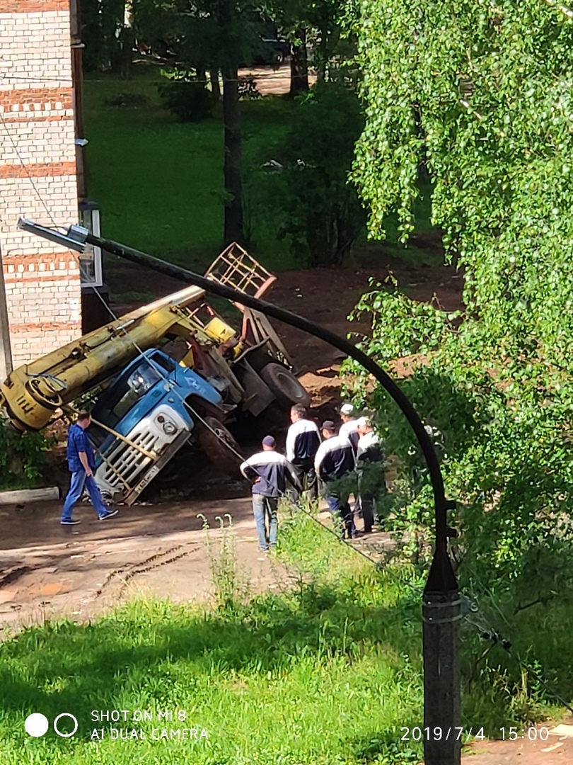 В Чепецке на Лермонтова автовышка провалилась в яму