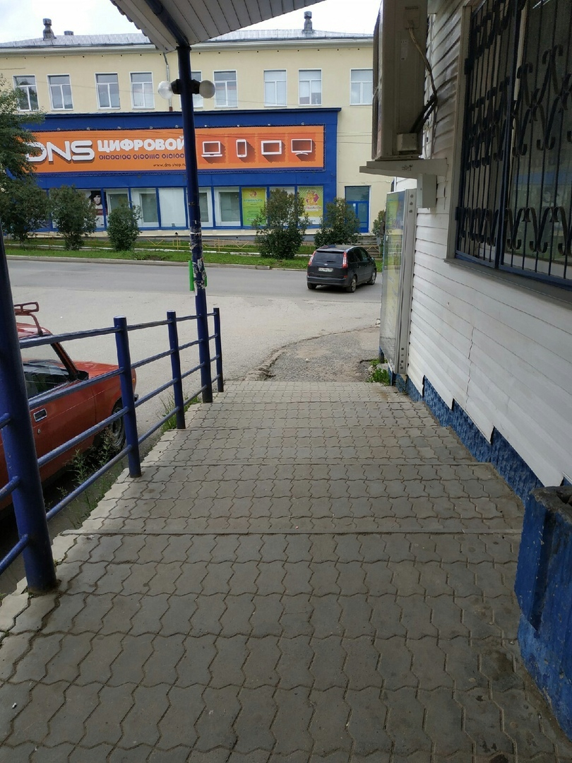 В Чепецке на глазах очевидцев машина без водителя съехала с парковки на дорогу