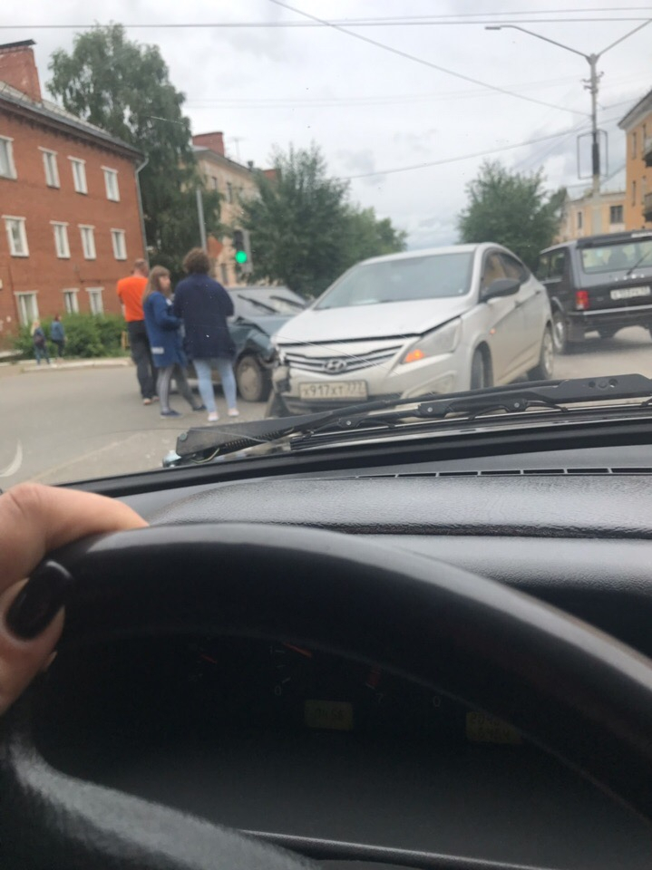 «Удар был мощный»: очевидцы об аварии между Hyundai и ВАЗом в Чепецке